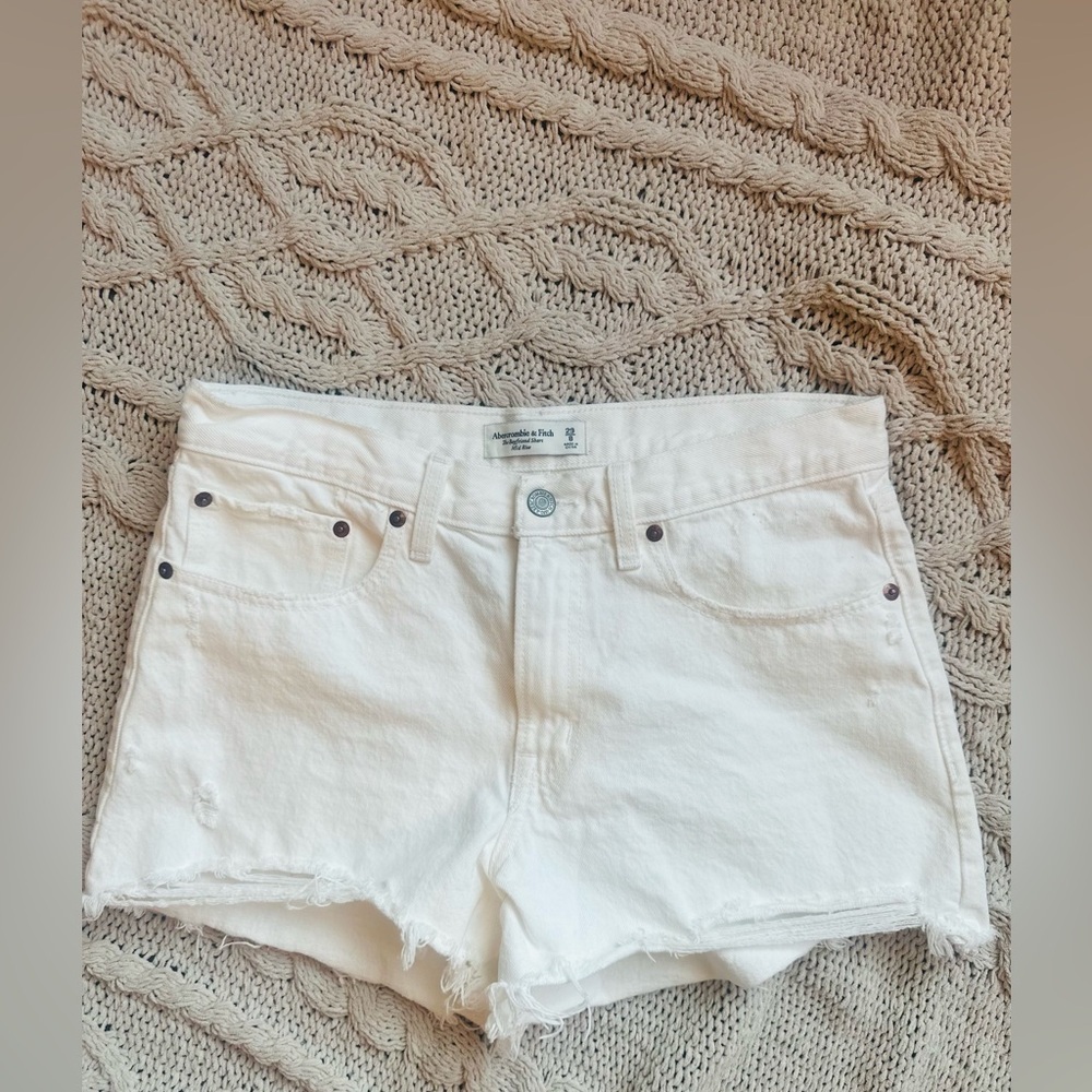 Abercrombie Midrise white boyfriend shorts 8/29
